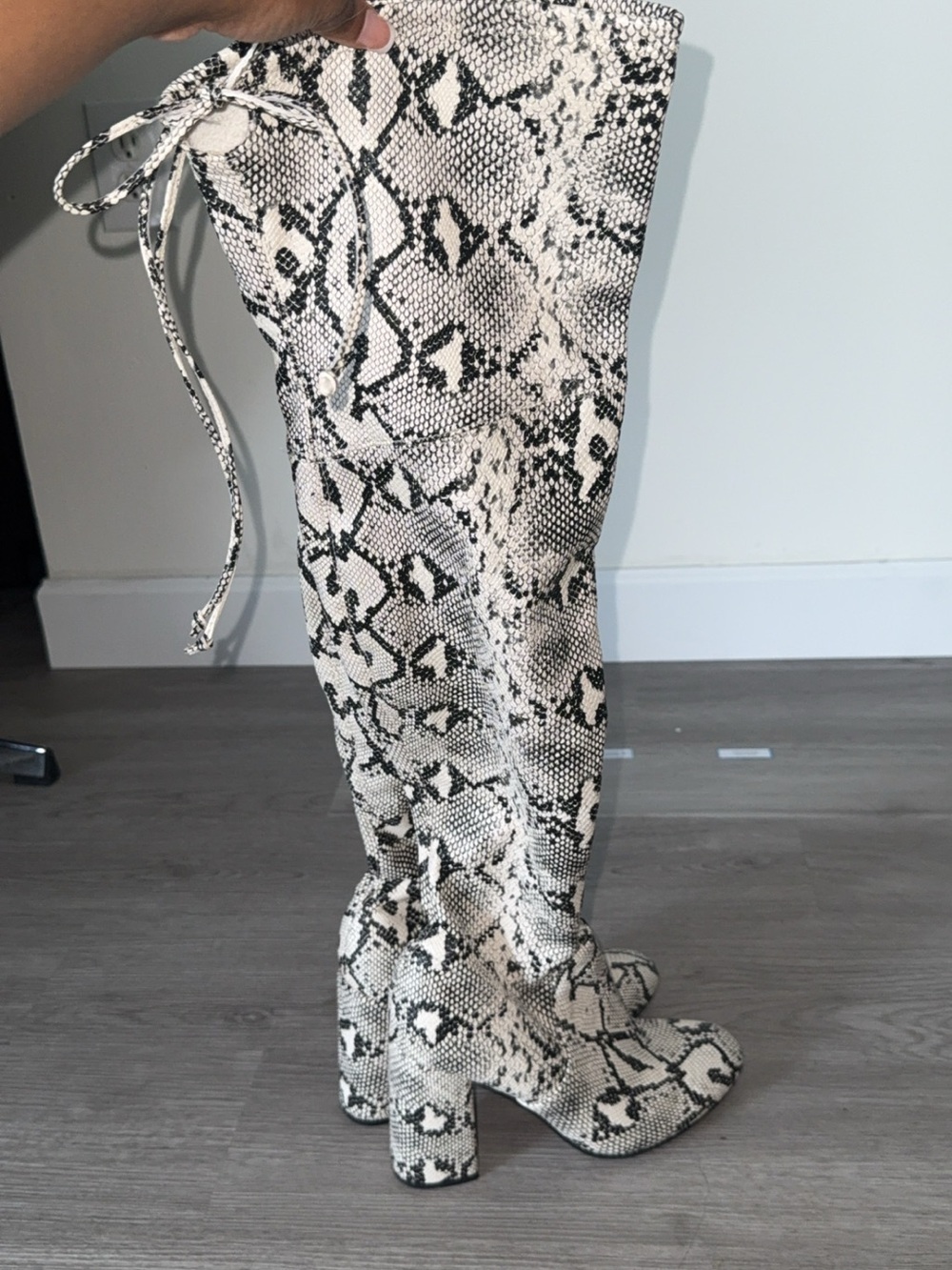 Snake Print Over-the-Knee Reptile-Style Pet Tunnel - Cream & Black